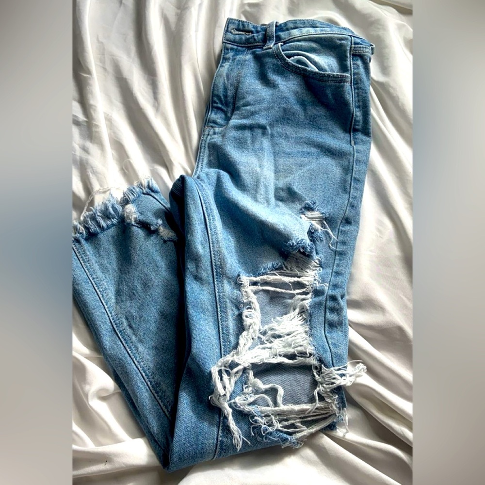 Cute raw hem ripped mom jeans, make the 🍑 look great